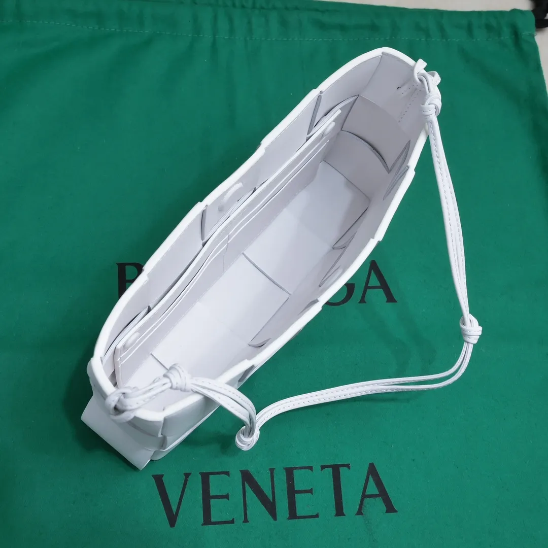 Batch 1260 #BV 2023 Cassette rope armpit bag is here🎈Simple, versatile and versatile formula bag made of intreccio woven cow leather. The square bag shape is wear-resistant and durable. Minimalism and commuting really complement each other. There are 4 card slots inside and thoughtful design✔️ Magnetic buckle closure to better protect privacy [Happy] When you are worried about matching, it is a bag that can be taken out with just one lift~ Dimensions: 22.5x13.5x4.5, Model: 7741